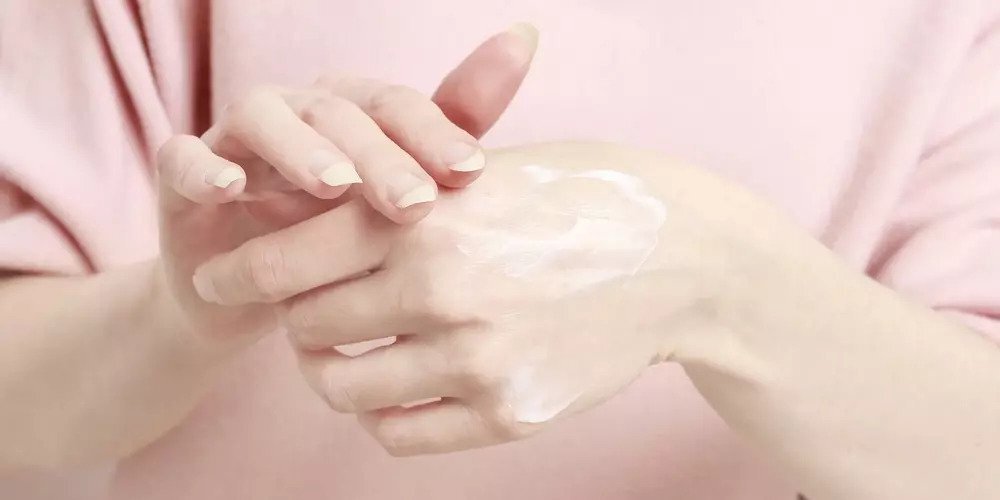 Six Benefits of Wearing a Hand Mask