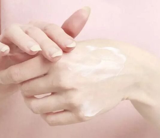 Six Benefits of Wearing a Hand Mask